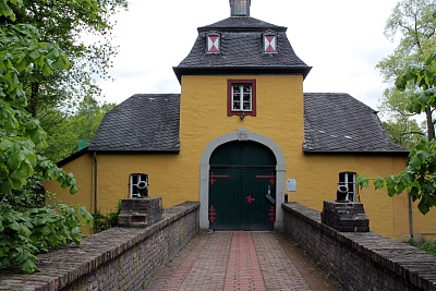 Torhaus_Schloss_Eulenbroich.jpg