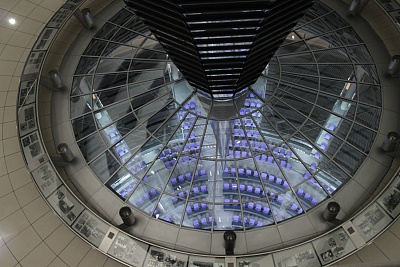 Blick_aus_der_Kuppel_auf_den_Bundestag.JPG
