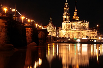 Dresden_Augustus_Bruecke_und_Altstadt.jpg