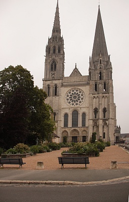 Chartres_Dom_bei_Tag.jpg