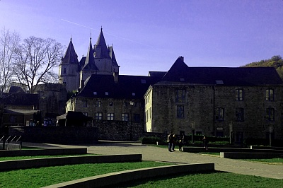 Durbuy_Schloss_Kirche.jpg