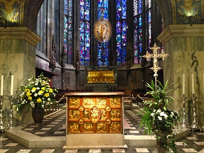 Im_Aachener_Dom.jpg