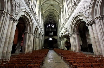 In_der_Kathedrale_Bayeux.jpg