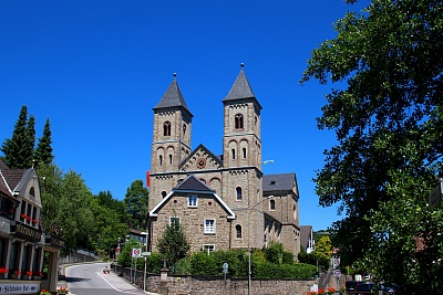 Kirche_Pfarrhaus_Immekeppel.jpg
