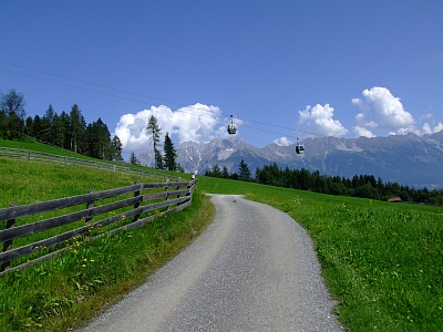 Blick_auf_die_Muttereralmbahn_an_der_Nockeralm_bei_Innsbruck.jpg
