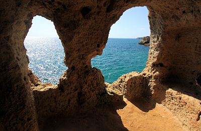 Tuffstein_Hoehle_Algarve.jpg