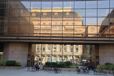Prag_Spiegelung_Nationaltheater_Nova_Scena.jpg