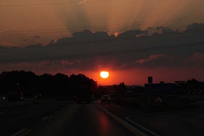 Sonnenuntergang_auf_der_A3.jpg