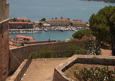 Blick_vom_Kastell_auf_den_Hafen_Porto_Azzurro.jpg