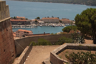 Blick_vom_Kastell_auf_den_Hafen_Portoferraio.jpg