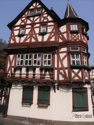Haus_Bacharach_Rhein.jpg