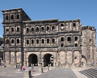 Porta_Nigra_Vorderseite.jpg