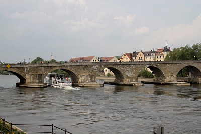 Regensburg_Steinerne_Bruecke.jpg